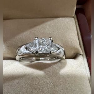 3 stone diamond ring -19k white gold